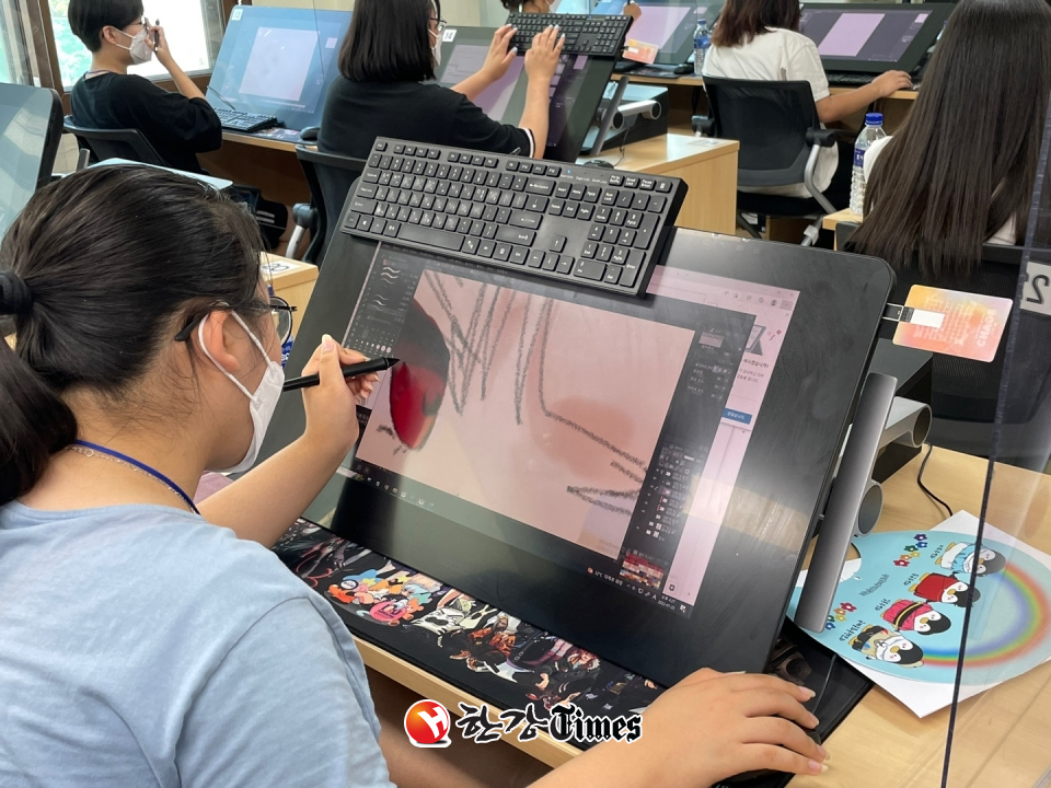 한성대학교에서 웹툰 제작과정을 배우고 있는 학생들