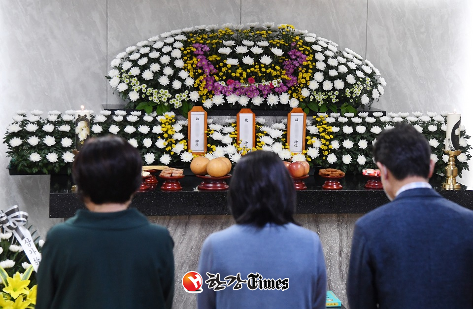 24일 오후 암·난치병 투병과 생활고에 시달리다 세상을 떠난 '수원 세 모녀'의 빈소가 마련된 경기도 수원시 중앙병원 장례식장에서 시민들이 조문하고 있다. (사진=뉴시스)