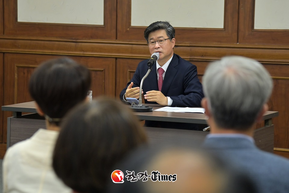 김길성 중구청장이 지난 8월 중구청 기획상황실에서 추경예산 편성을 위한 회의를 진행하고 있다.