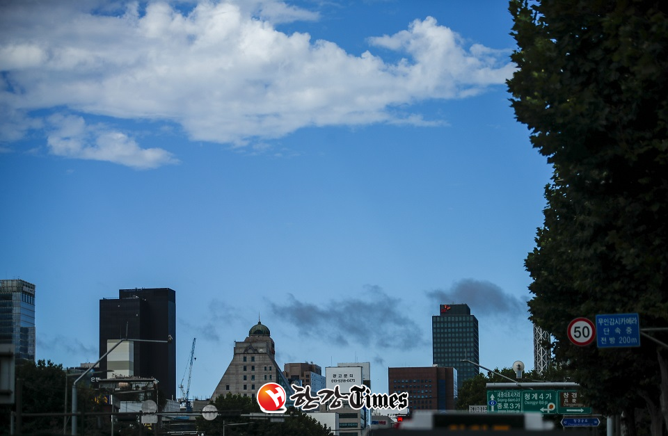 태풍 힌남노가 오전 울산 앞바다를 빠져나간 것으로 확인된 6일 서울 도심에 파란하늘이 보이고 있다 (사진=뉴시스)