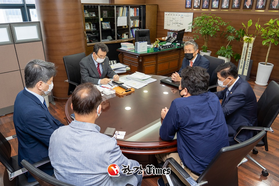지난 27일 강남구의회 김형대 의장과 지미 리 장관이 환담을 나누고 있다.