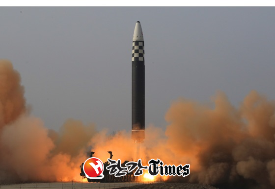 지난 3월25일 북한 조선노동당 기관지 노동신문은 지난 24일 평양 국제비행장에서 신형 대륙간탄도미사일(ICBM) 화성 17형 시험 발사가 진행됐다고 보도했다. (사진=노동신문 홈페이지 갈무리)