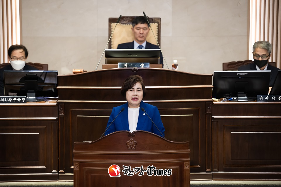 5분 자유발언에 나서고 있는 박윤옥 의원