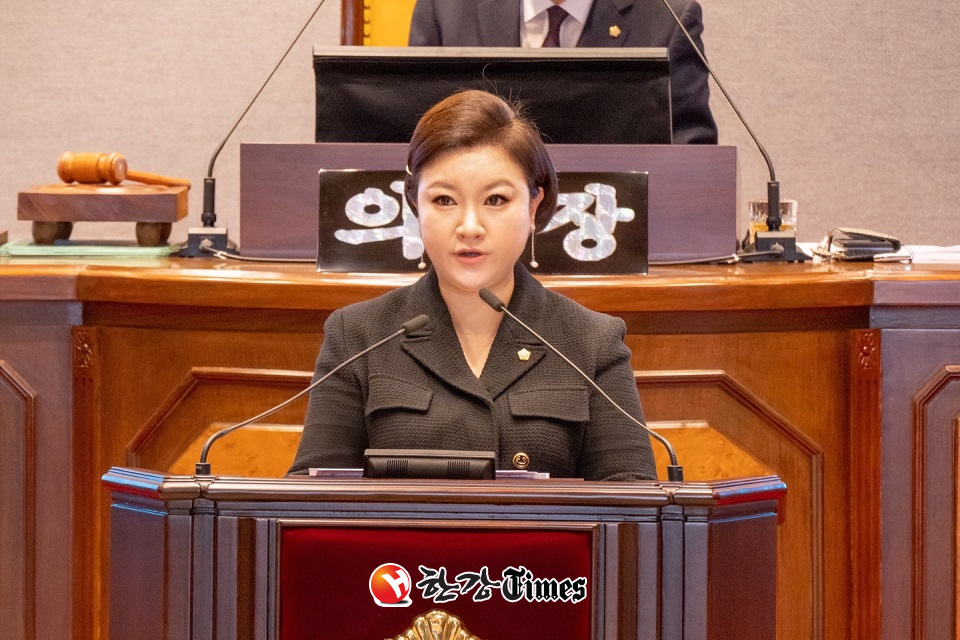 강남구의회 김현정 의원이 5분 자유발언에 나서고 있다.