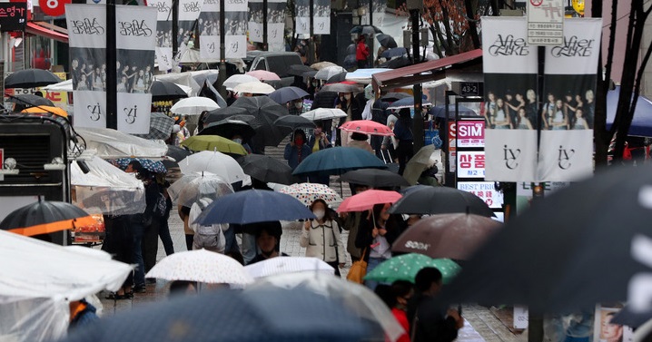 가을비 내리는 명동거리에 우산 쓴 시민들(사진=뉴시스)