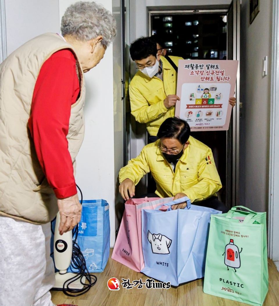 박강수 마포구청장(가운데)과 구청 직원들이 지난 4일 소각쓰레기 감량을 위한 재활용품 분리배출 주민홍보에 나섰다.