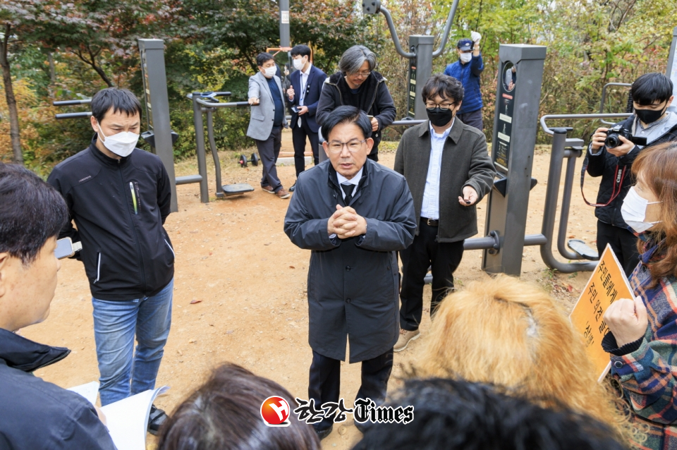 박강수 마포구청장(가운데)이 지난 3일 성산근린공원 재조성 상생위원회와 함께 공원을 방문해 현장을 둘러보고 지역주민과 의견을 나누는 모습