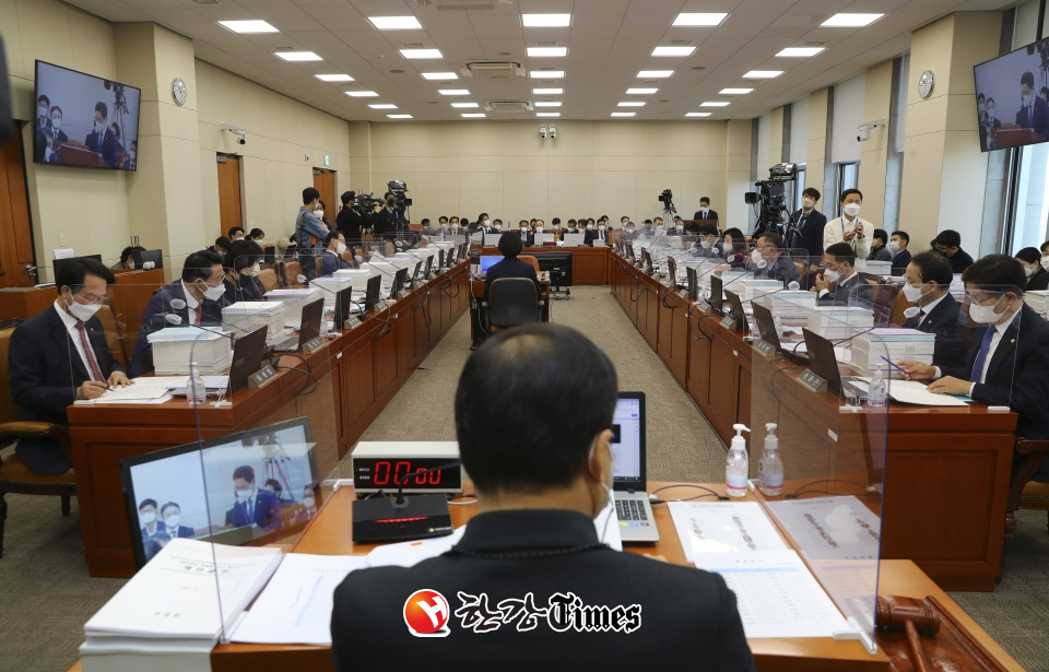 18일 서울 여의도 국회에서 기획재정위원회 전체회의가 열리고 있다. (사진=뉴시스)