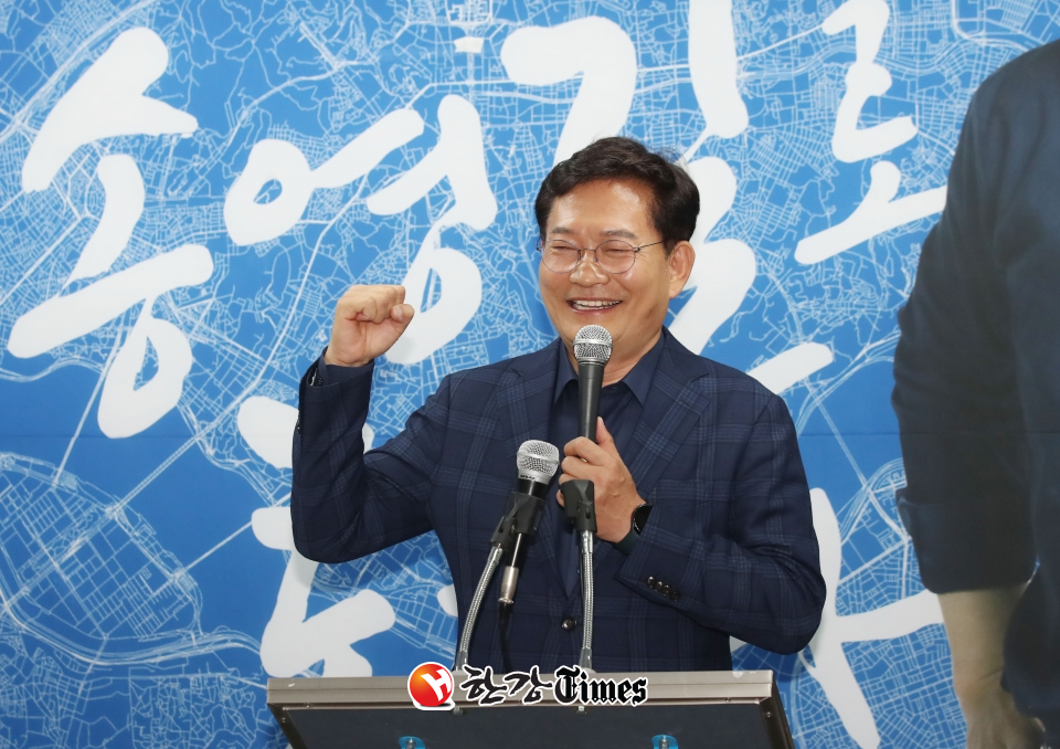송영길 더불어민주당 서울시장 후보가 2일 오후 서울 중구 선거 캠프에서 해단식을 열고 발언하고 있다. (사진=뉴시스)
