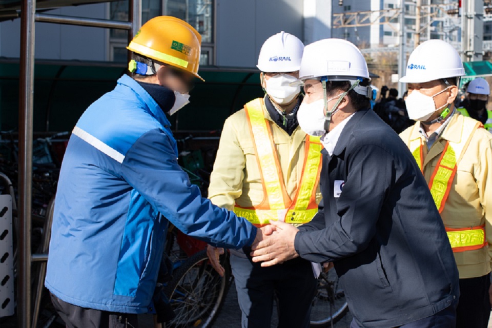 원희룡 국토교통부 장관(오른쪽)이 1일 구로차량기지를 찾아 전국철도노동조합 파업 대비 점검을 했다.(사진=국토부)
