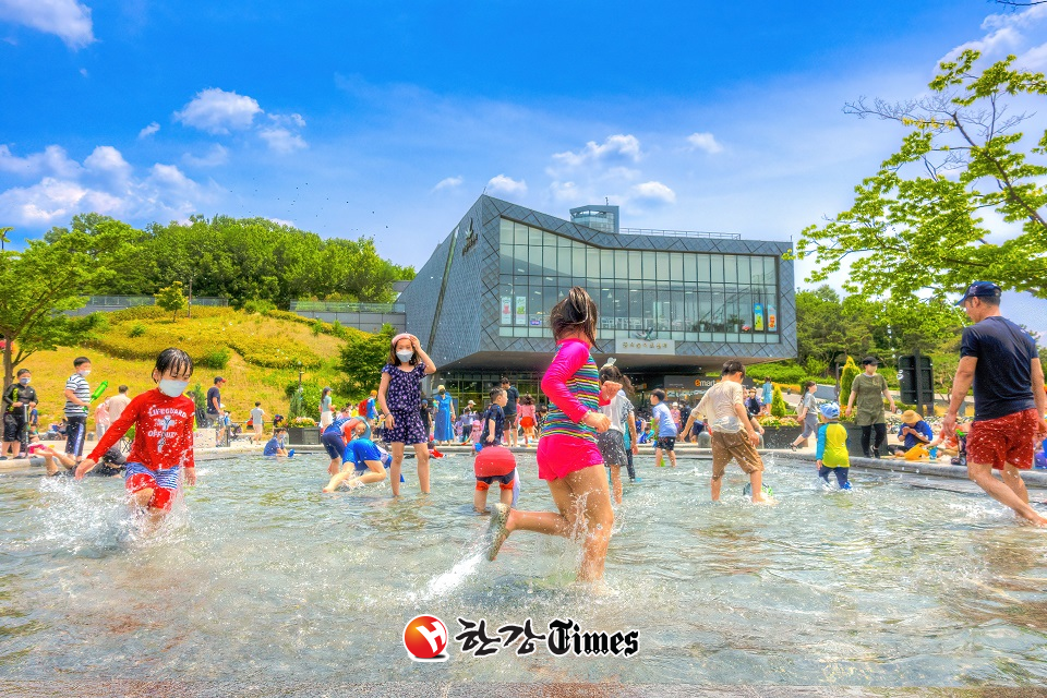 강북구 ‘제11회 사진 공모전’에서 최우수상을 수상한 김종민씨의 ‘신나는 물놀이’