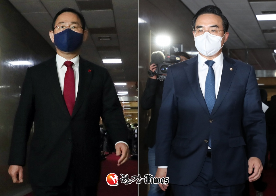 주호영(왼쪽사진) 국민의힘 원내대표와 박홍근 더불어민주당 원내대표가 각각 국회의장실로 향하고 있다.(사진=뉴시스)