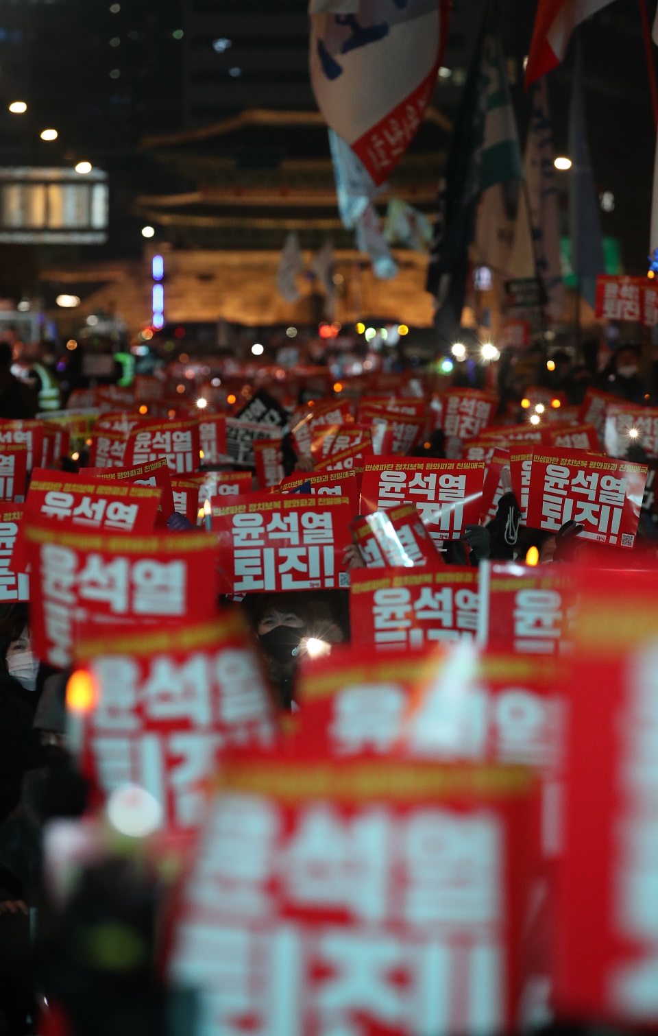 지난 3일 서울 태평로 일대에서 촛불승리전환행동 주최로 열린 ‘촛불대행진’에 참가한 시민들이 촛불과 피켓을 들고 구호를 외치고 있다.(사진=뉴시스)