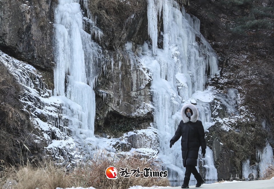 서울 아침 기온이 영하권으로 떨어진 19일 서대문구 홍제천 인공폭포가 꽁꽁 얼어 있다.(사진=뉴시스)