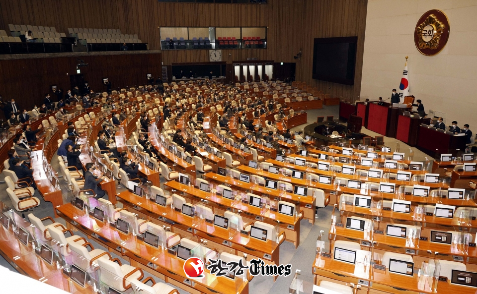 내년도 예산안 처리를 위한 국회 본회의가 오후 10시로 연기됐다