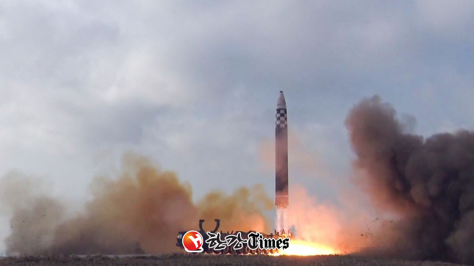 사진은 지난달 발사한 북한의 화성-17형 미사일 시험 발사 영상(사진=조선중앙TV 캡처)