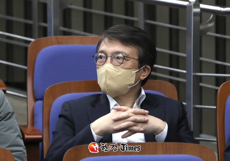 김의겸 더불어민주당 의원이 2일 오후 서울 여의도 국회에서 열린 의원총회에서 참석해 자리하고 있다. (사진=뉴시스)