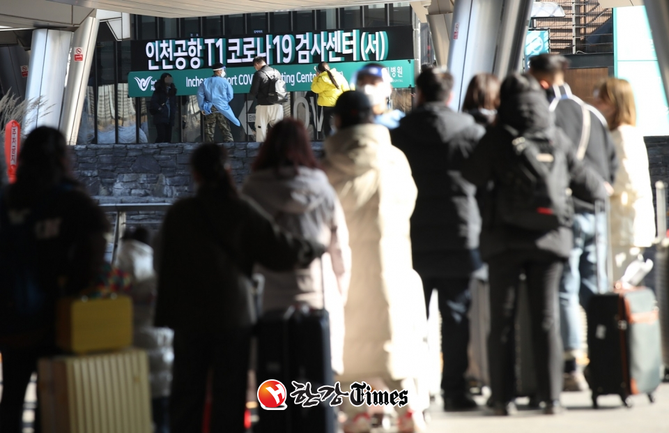중국발 입국자 코로나19 검사 의무화 사흘째인 4일 오후 인천국제공항 제1여객터미널에서 중국발 입국자들이 검사센터로 향하고 있다. (사진=뉴시스)