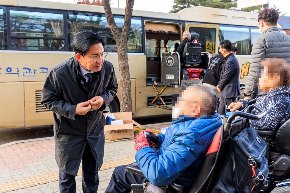 박강수 마포구청장(왼쪽)이 마포장애인종합복지관 회원들과 이야기를 나누고 있다.