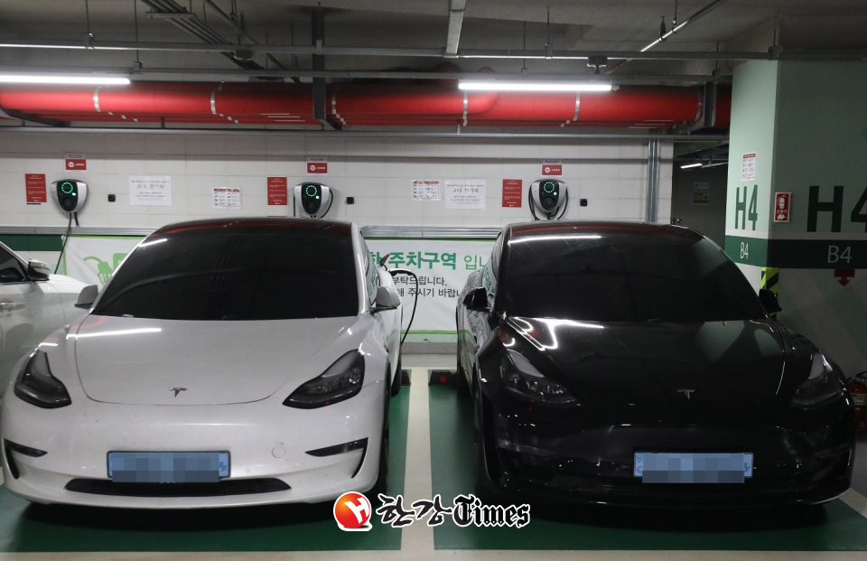 전기차 보급이 늘어나면서 결함으로 인한 리콜 대수가 급격히 증가하고 있다. 사진은 서울 시내 한 상가 주차장에 전기차가 충전 주차 모습 (사진=뉴시스)