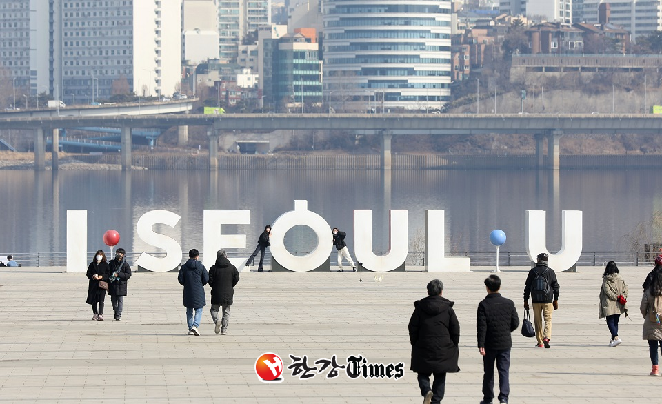 서울 여의도 한강공원 '아이서울유'(I·SEOUL·U)' 조형물 앞에서 시민들이 기념사진을 찍고 있다. (사진=뉴시스)