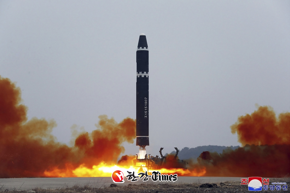 북한 조선중앙통신이 제공한 사진에 북한군이 18일 북한 평양국제비행장에서 화성-15형 대륙간탄도미사일(ICBM)을 시험 발사하고 있다. (사진=뉴시스)