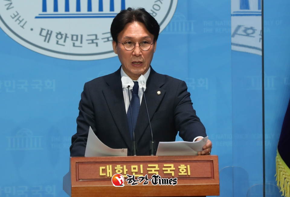 김민석 더불어민주당 의원이 22일 오전 서울 여의도 국회에서 금융권의 이자 문제와 관련 해결책 마련을 요구하는 기자회견을 하고 있다. (사진=뉴시스)