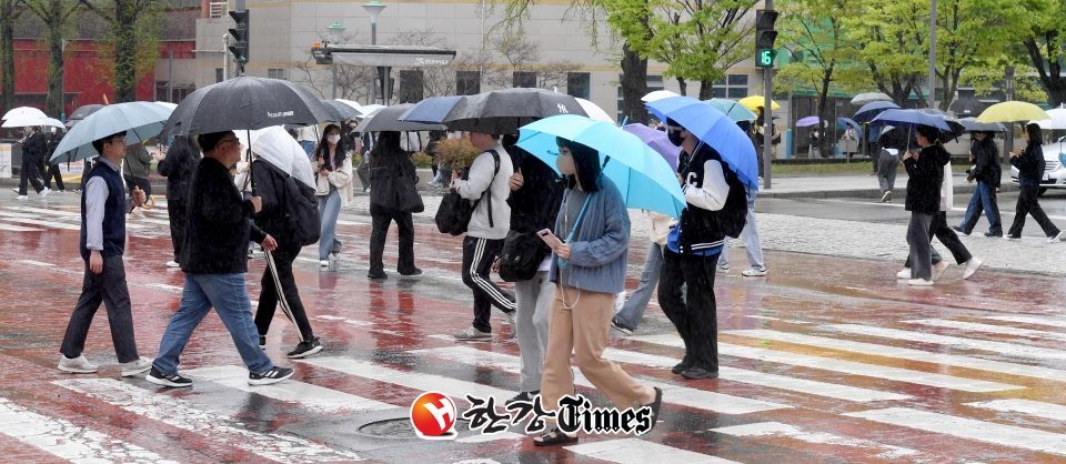 지난 5일 오후 광주 북구 용봉동 전남대학교 후문 앞 사거리에서 우산 쓴 시민들이 횡단보도를 건너고 있다. (사진=뉴시스)