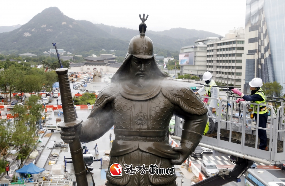 서울시 관계자들이 서울 광화문광장에서 이순신 장군 동상을 세척하고 있다. (사진=뉴시스)