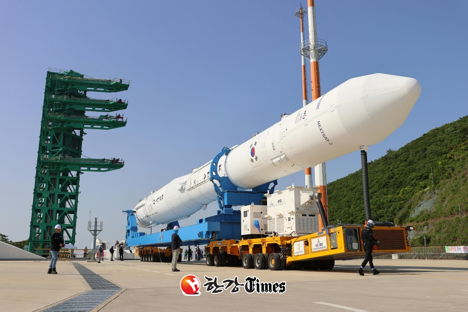 전남 고흥군 나로우주센터 발사대에 이송 완료된 한국형 발사체 누리호 (사진=한국항공우주연구원)
