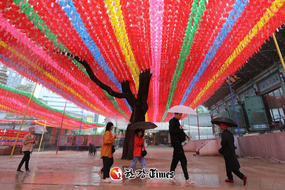 어린이날 연휴 첫날인 지난 5일 오전 서울 종로구 조계사에 시민들이 우산을 쓰고 이동하고 있다. (사진=뉴시스)
