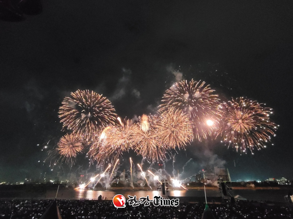 지난 27일 경북 포항시 남구 형산강체육공원에서 열린 '2023 포항국제불빛축제'에서 화려한 불꽃쇼가 펼쳐지고 있다.