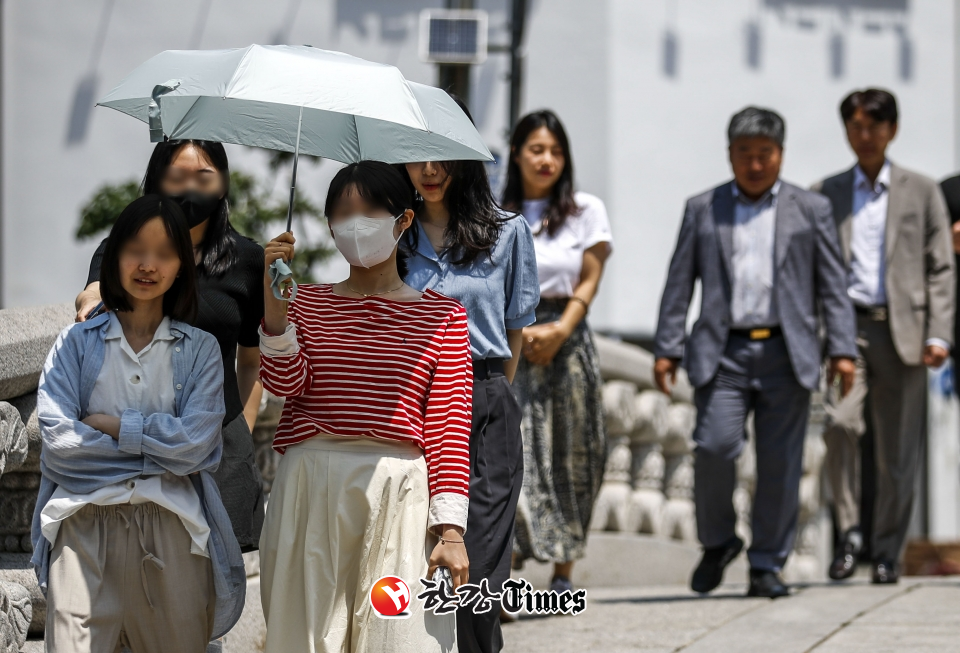 서울 낮 최고 기온이 35도 까지 오르는 등 더운 날씨를 보인 지난 19일 서울 중구 청계천에서 양산을 쓴 시민들이 이동하고 있다. (사진=뉴시스)