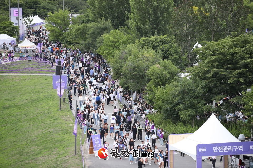 그룹 방탄소년단(BTS) 데뷔 10주년 기념 '2023 BTS 페스타'가 열린 지난 17일 오후 서울 영등포구 여의도 한강공원 일대가 많은 인파로 북적이고 있다. (사진=뉴시스)