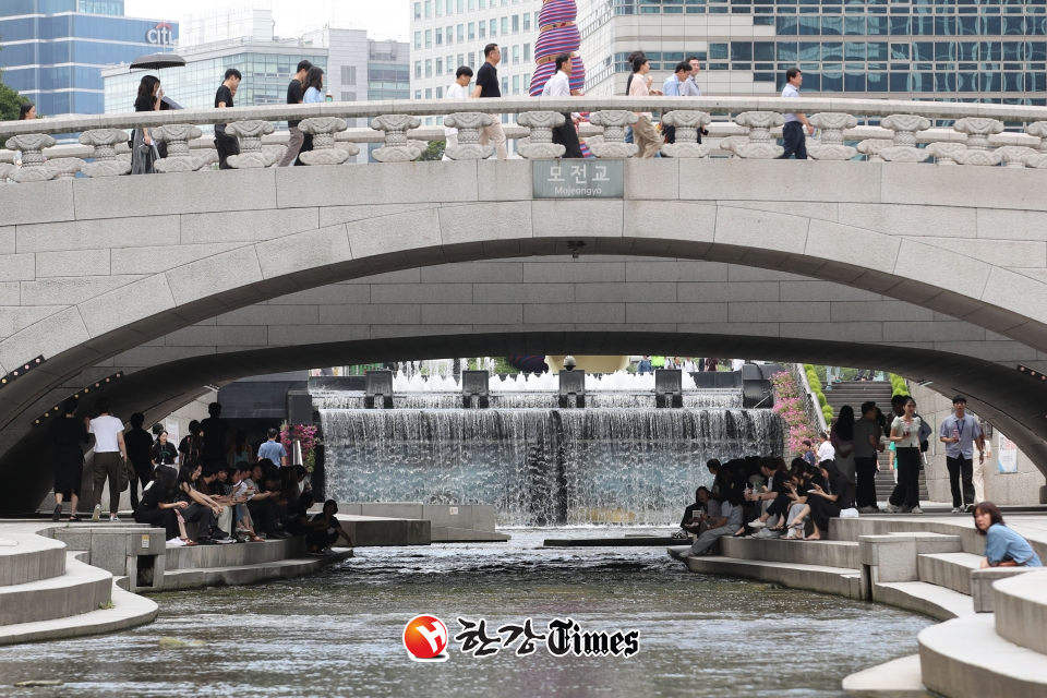 절기상 소서인 7일 오후 서울 중구 청계천 다리 밑에서 시민들이 휴식을 취하고 있다. (사진=뉴시스)