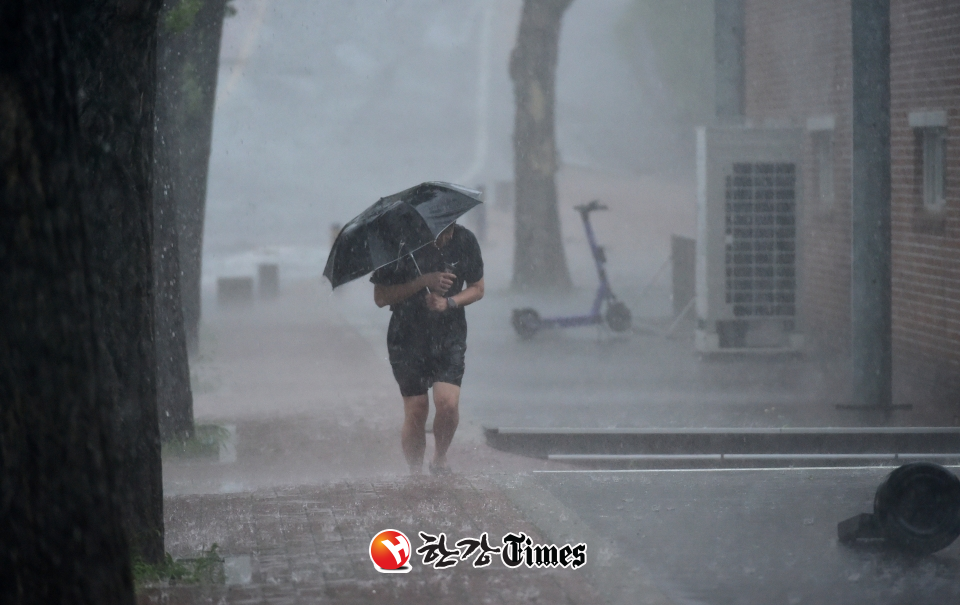 장맛비가 내린 지난 11일 오후 대구 북구 경북대학교에서 한 학생이 우산을 쓴 채 빗속을 걸어가고 있다. (사진=뉴시스)