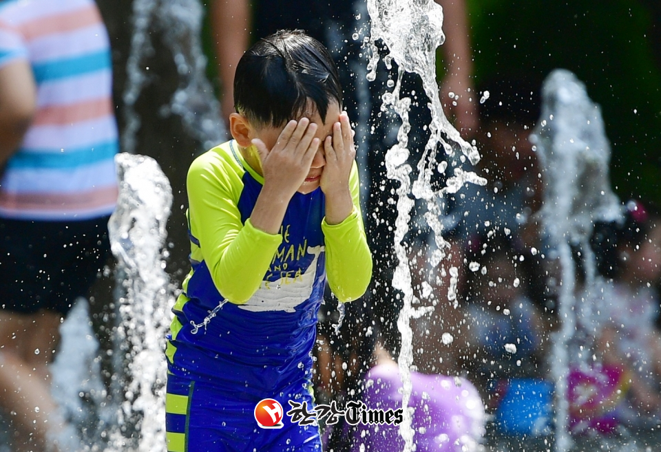 연일 폭염 경보가 이어지고 있는 가운데 담양군 관방제림 주변 분수광장에서 아이들이 물을 맞으며 뛰어놀고 있다. (사진=뉴시스)