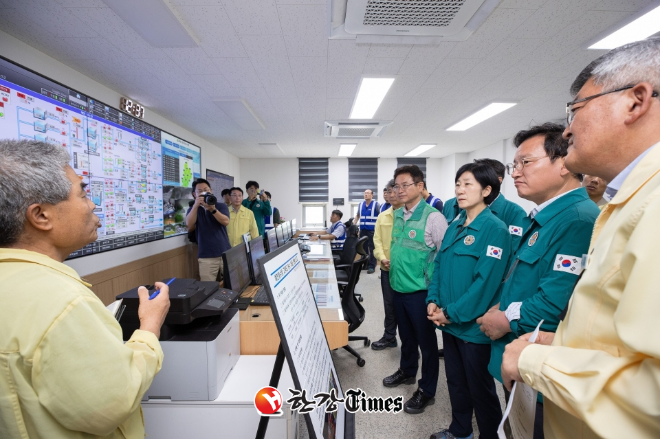 한화진 환경부장관이 19일 오후 경북 예천정수장을 방문해 상황 보고를 받고 있다. (사진= 환경부 제공)