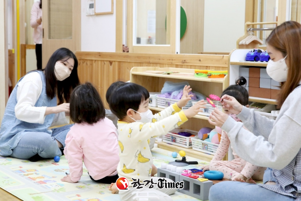 성동구의 한 어린이집에서 보육교사와 어린이들이 다양한 활동을 하고 있다.