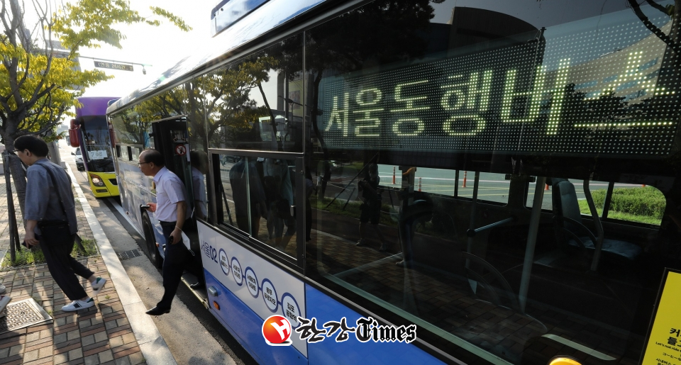21일 오전 서울 김포공항역 버스정류장에서 서울동행버스 승객들이 하차하고 있다. 수도권 시민의 서울 출근 편의를 위해 이날부터 운행하는 서울동행버스는 두 개의 노선이 우선 운영된다. (사진=뉴시스)