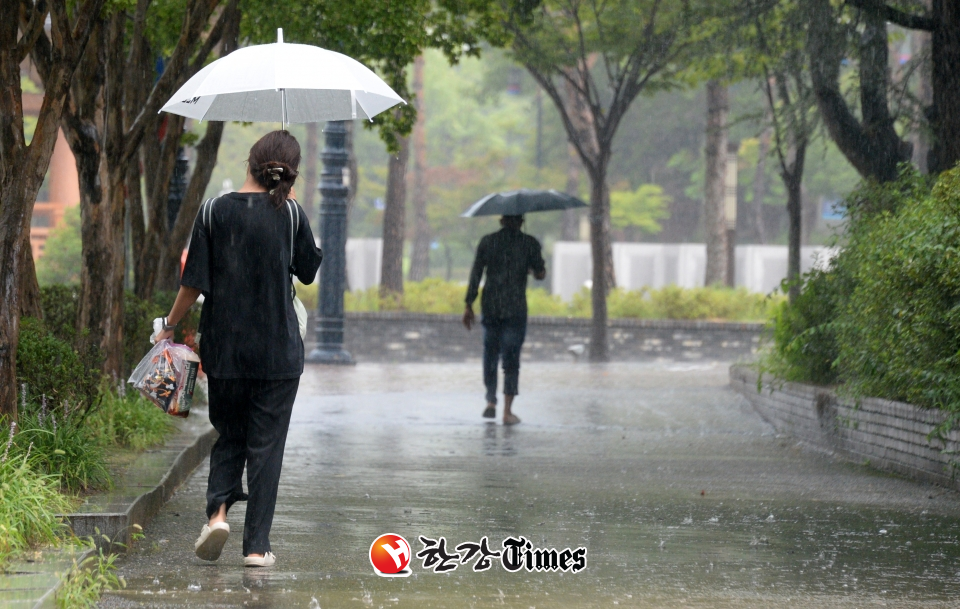 시원한 비가 내리기 시작한 24일 전북 전주시 전북대학교에서 학생들이 우산으로 비를 피하며 교정을 지나고 있다. (사진=뉴시스)