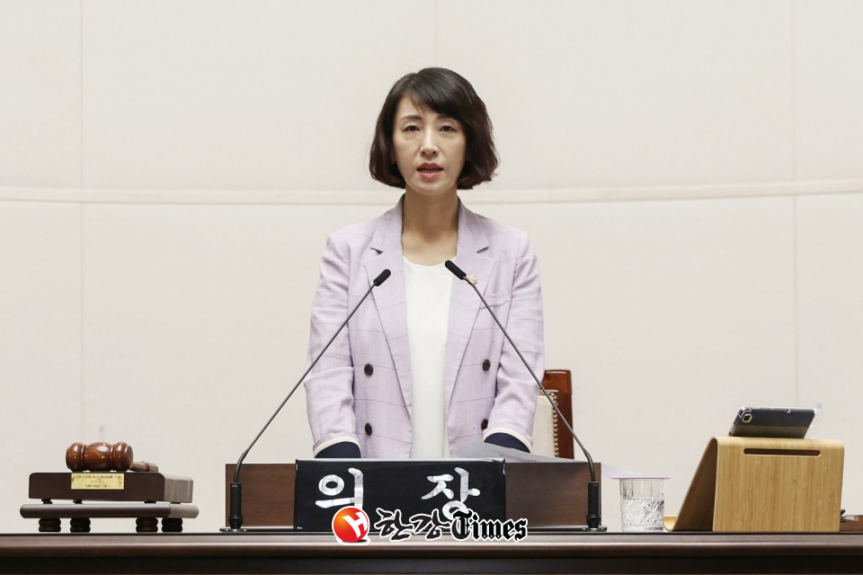 성동구의회 김현주 의장이 임시회 개회를 선언하고 개회사를 하고 있다.