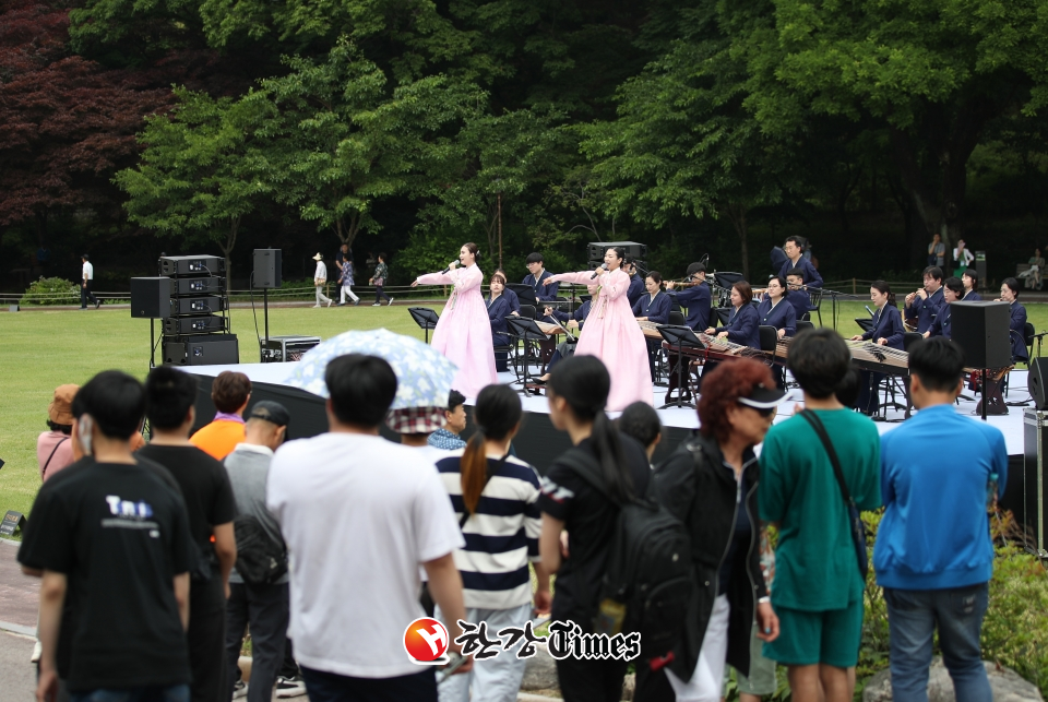 지난 6월 1일 서울 종로구 청와대 녹지원에서 국립국악원 단원들이 '사철사색'을 공연하고 있다. (사진=뉴시스)