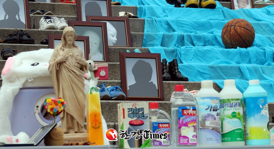 8월31일 서울역 앞에서 열린 전국동시다발 가습기살균제 참사 12주기 캠페인 및 기자회견에 가습기살균체 참사 피해자들의 유품이 놓여져 있다. (사진=뉴시스)