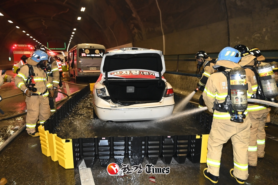 5일 오후 경기도 용인시 영동고속도로(인천방향) 마성터널에서 유관기관 합동으로 '2023년 재난대응 안전한국훈련'이 실시되고 있다.