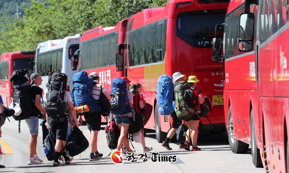전북 부안군 '2023 세계스카우트잼버리' 대회장에서 청소년 스카우트 대원들이 철수 버스에 탑승하고 있다. (사진=뉴시스)
