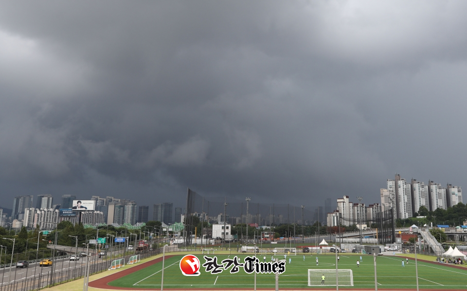 22일 오후 서울 동작구 하늘에 먹구름이 잔뜩 껴있다. (사진=뉴시스)