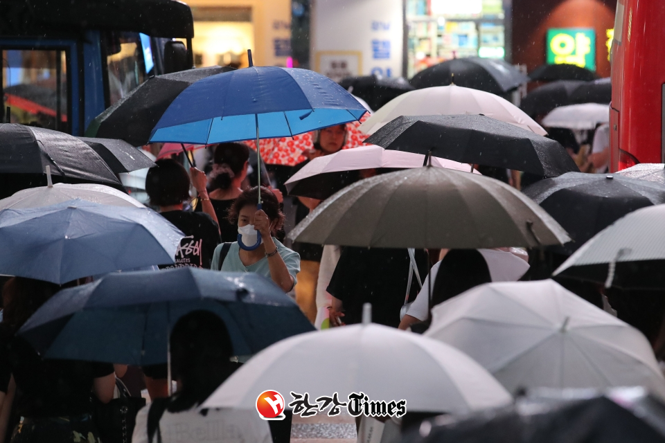 비가 내리는 지난달 29일 오후 서울 서초구 강남역 인근에서 시민들이 우산을 쓰고 퇴근하고 있다. (사진=뉴시스)