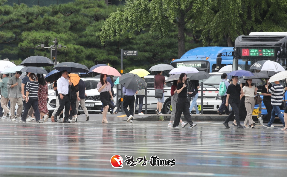비가 내리고 있는 13일 오후 서울 종로구 광화문역 인근에서 시민들이 우산을 쓰고 이동하고 있다. (사진=뉴시스)