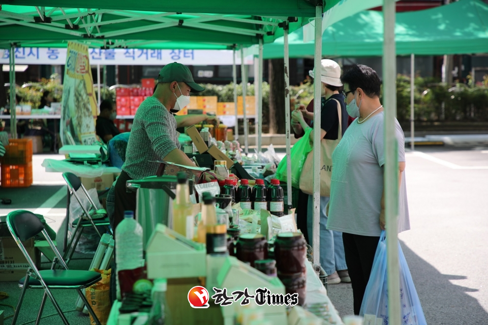 지난해 열린 강북구 추석맞이 직거래장터에서 구민들이 판매 중인 지역특산물을 살펴보고 있다